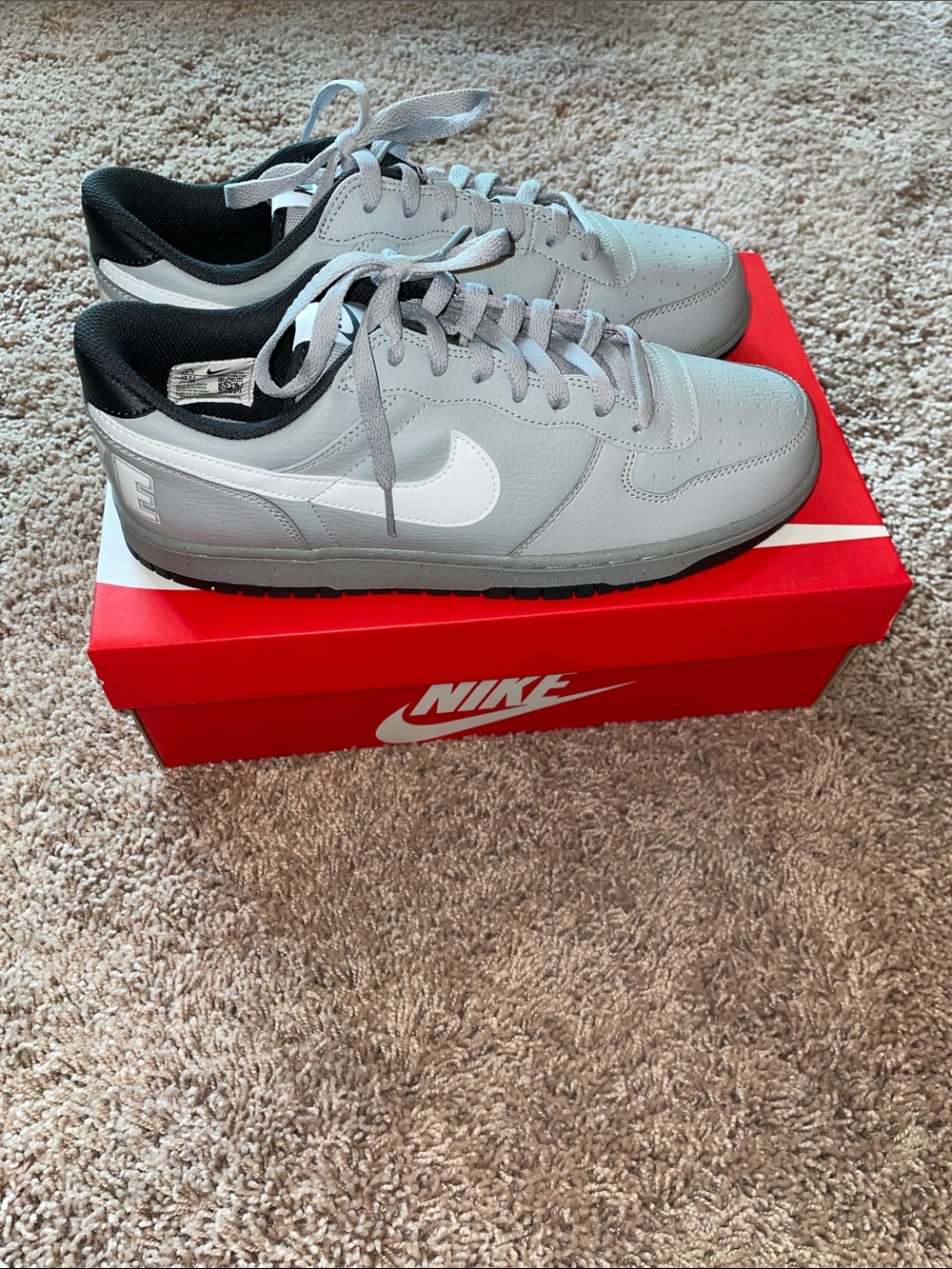 NWT Nike Men's Light Gray Big Nike Low
Sneakers size 10.5
